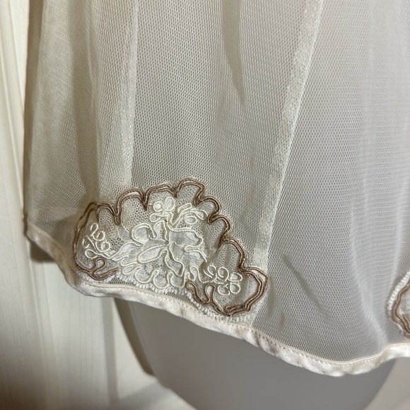 Victoria's Secret Cream Semi Sheer Padded Cup Open Front Lace Trim Cami Top 34B - Picture 8 of 16